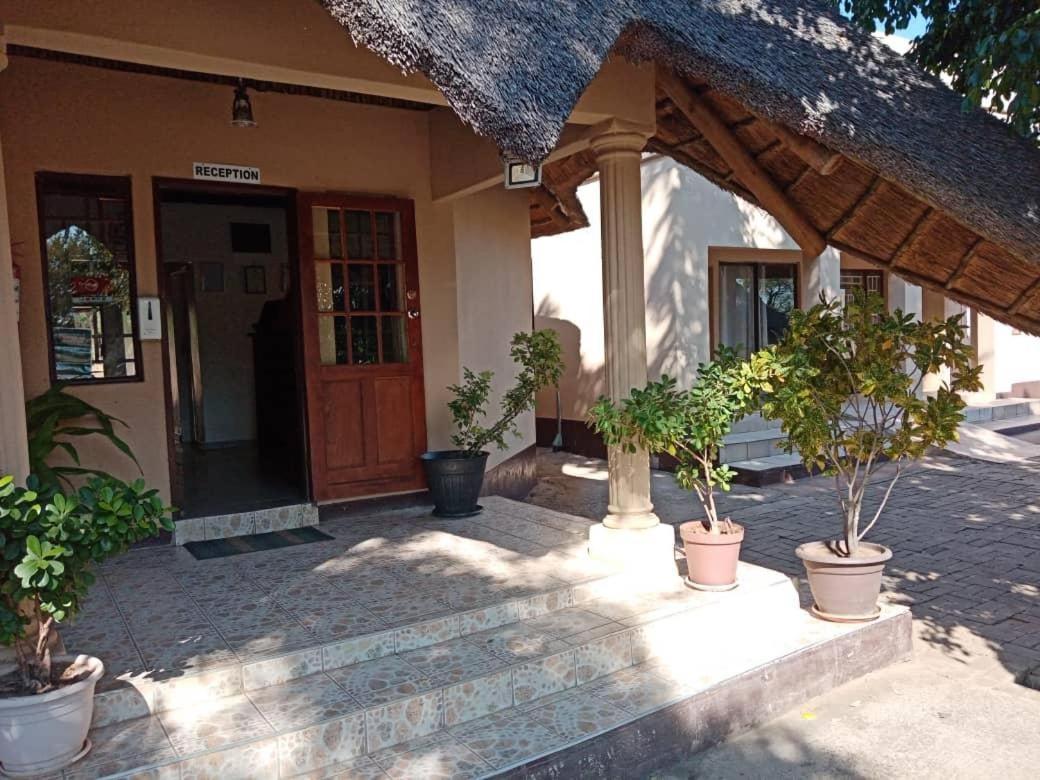 Nkanga Hotel Kasane Buitenkant foto